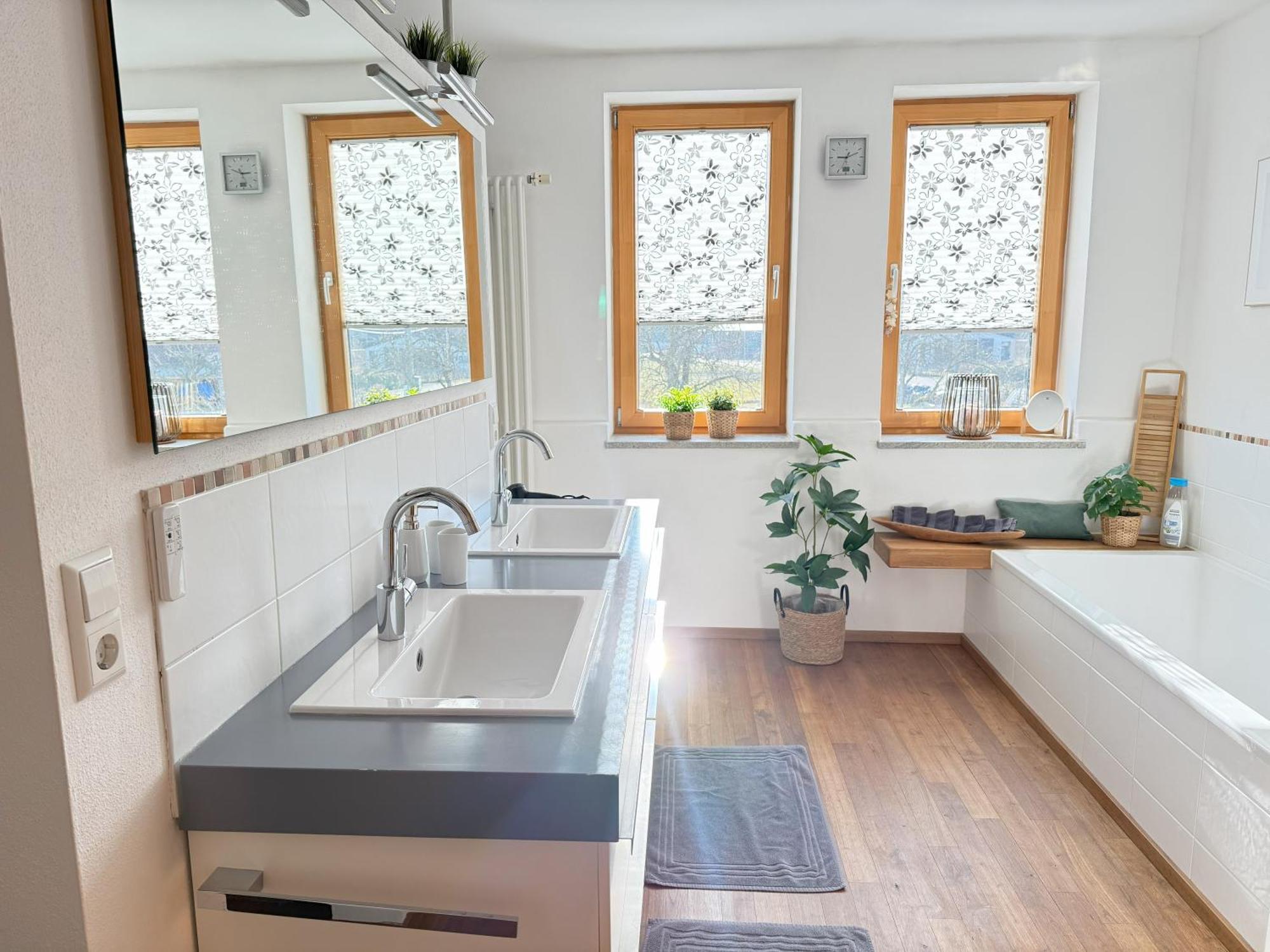 Fe Wo Brunnen - 120 Qm - Ruhige Lage - Viel Natur- Komfortabel - Grosser Balkon Und Garten Memmingen Zewnętrze zdjęcie